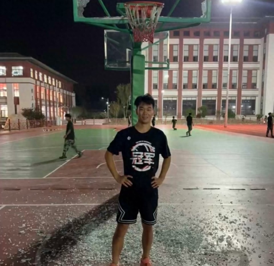 这难忘的一, 学校